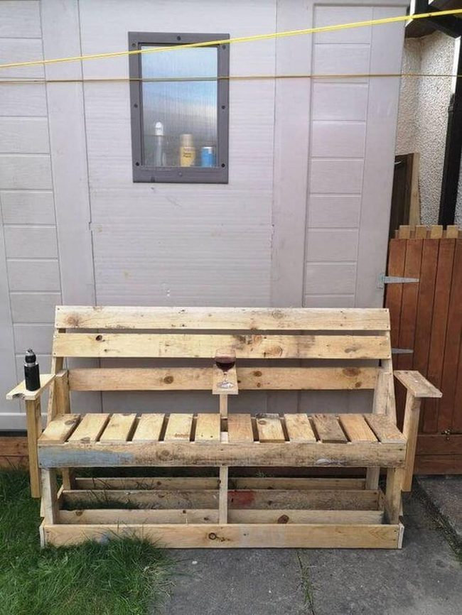 Wooden Pallets With Wine Holders