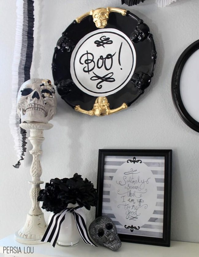 Glittery Black Skulls Gold