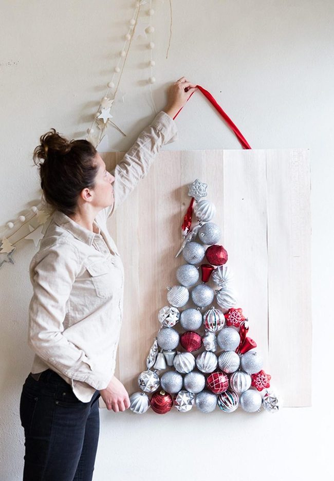 Red Baubles Silver Wall Trees