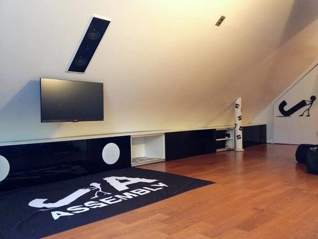 White Walls, Black Geometry