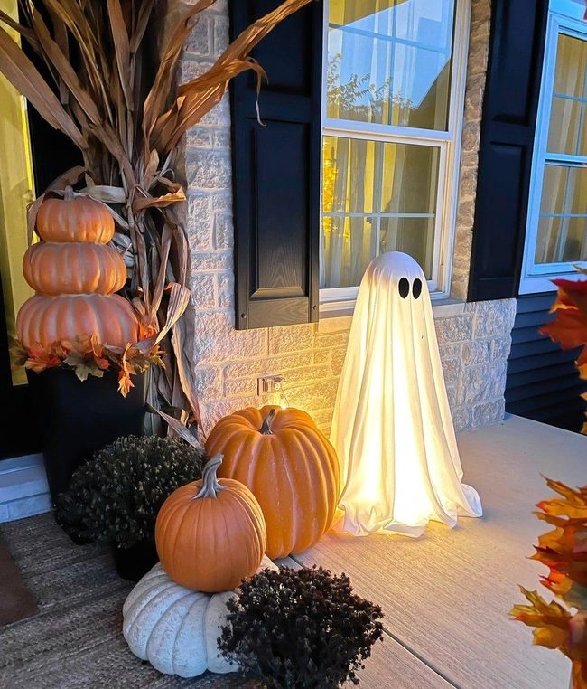 Glowing Ghost Yard Spirits