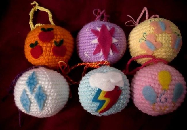 Handmade Yarn Ornaments, Cheerful Details