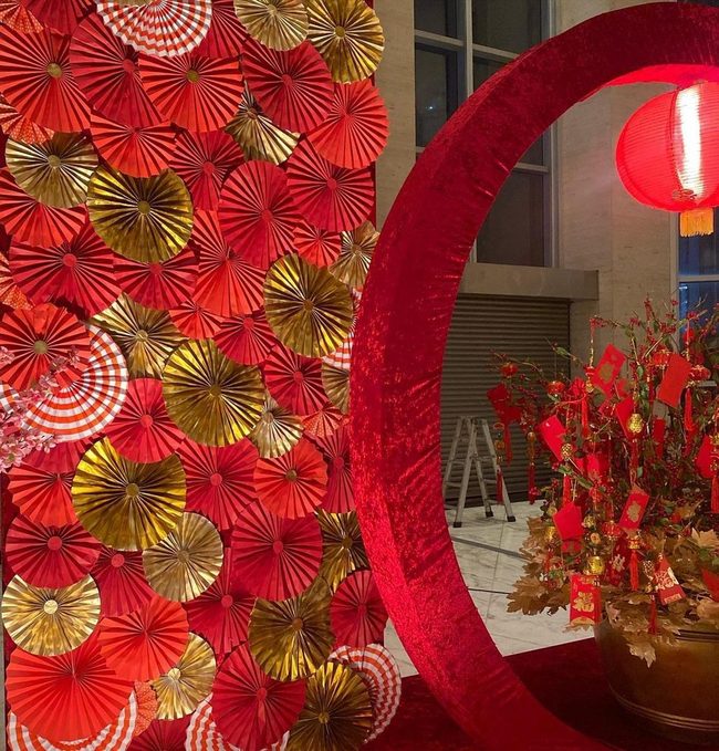 Red Gold Paper Fan Backdrop