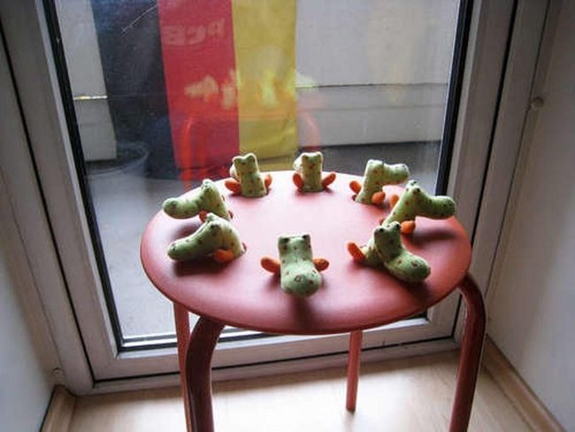 Lime Frogs Circle Pink Stool