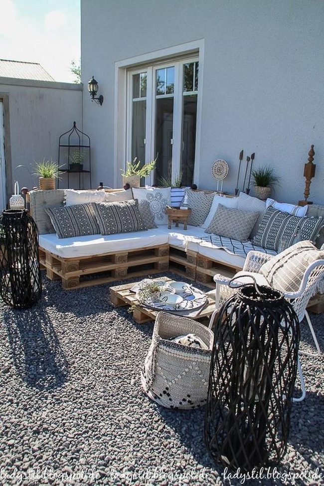Gravel Patio With Stacked Pallet Seating