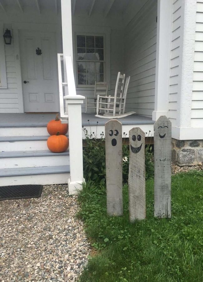 White Fence Ghosts With Smiles