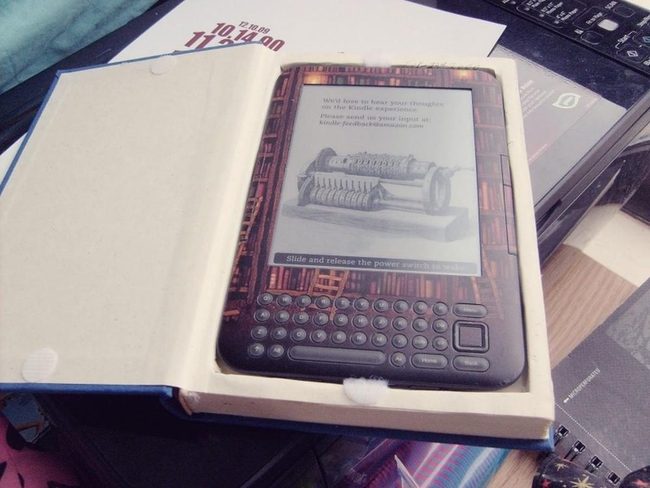 Vintage Bookshelf E-Reader Design