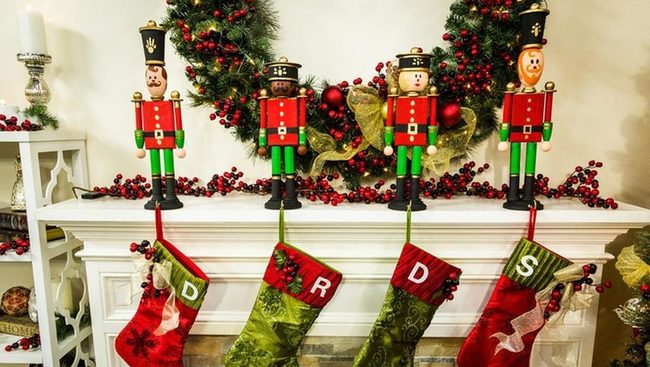 Red And Green Festive Mantel