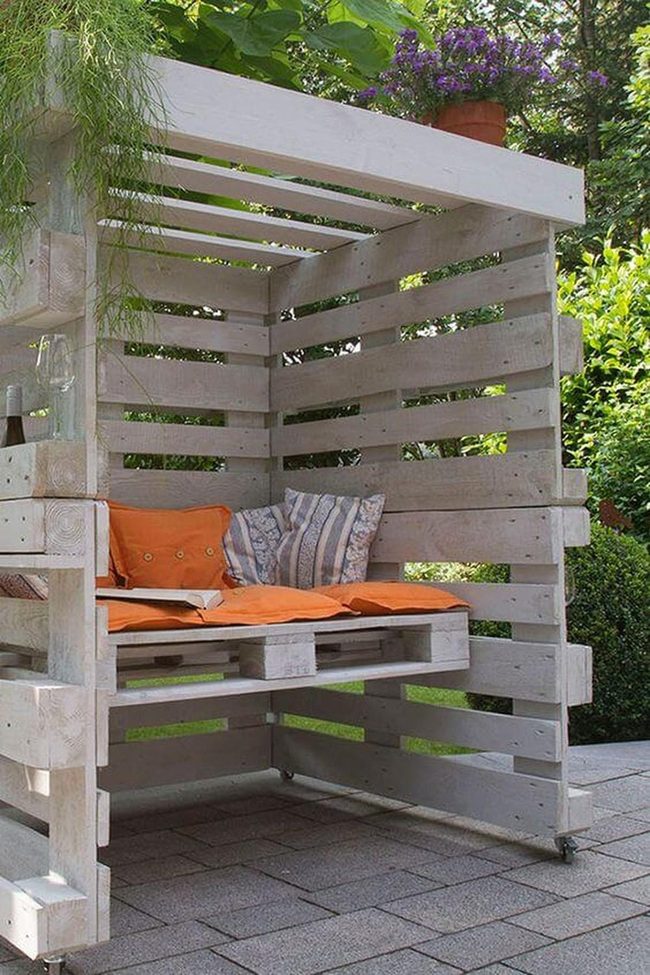 Rolling Pallet Seating With Warm Cushions