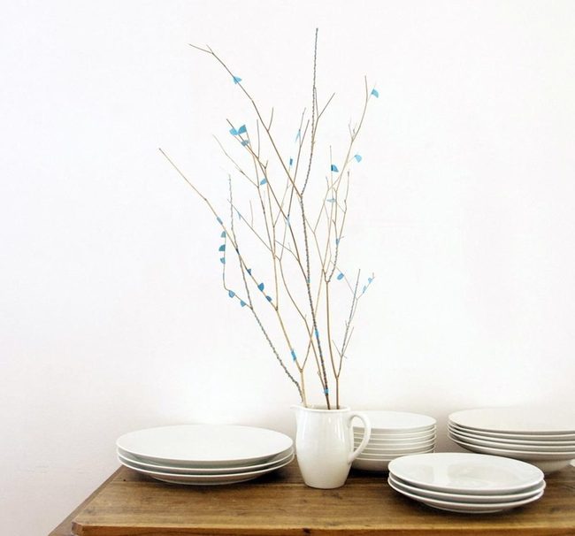 Neutral Plates, Natural Wood Simplicity