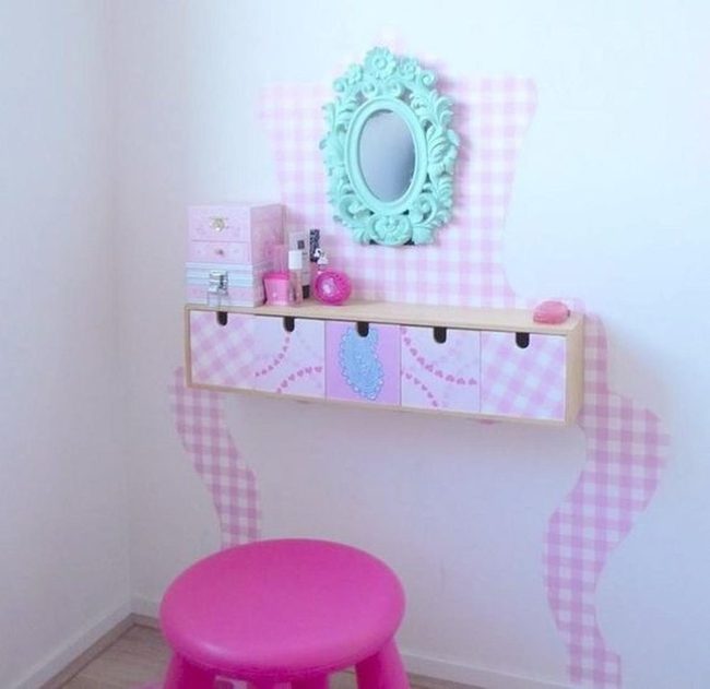 Checkered Pink Walls With Turquoise Mirror