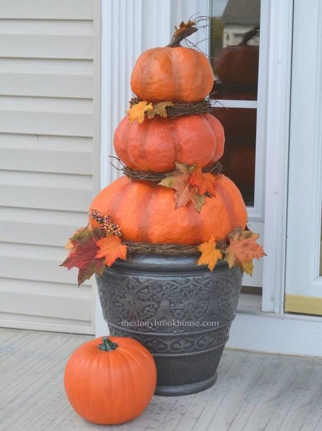 Tiered Pumpkins With Grapevine Garland