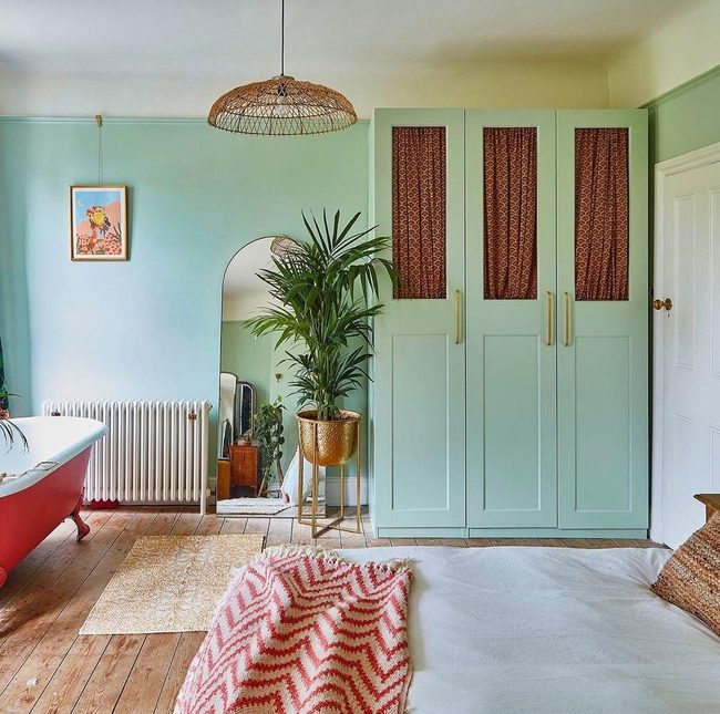 Red Tub Green Bedroom