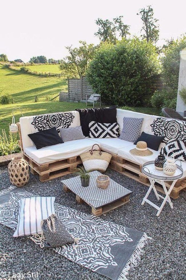 Black And White Pallet Lounge