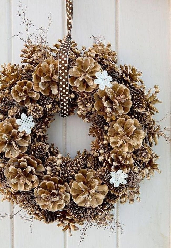 Brown Pinecone Winter Wreath