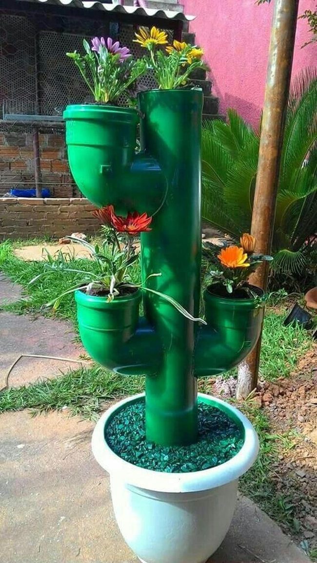 Stacked Flowers Green Pipe Wall