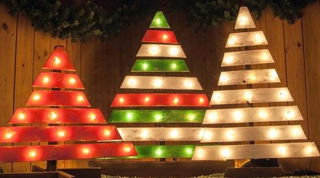 Illuminated Wooden Tree Red Gold