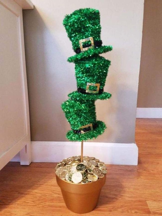 Stacked Leprechaun Hats Entryway Tree