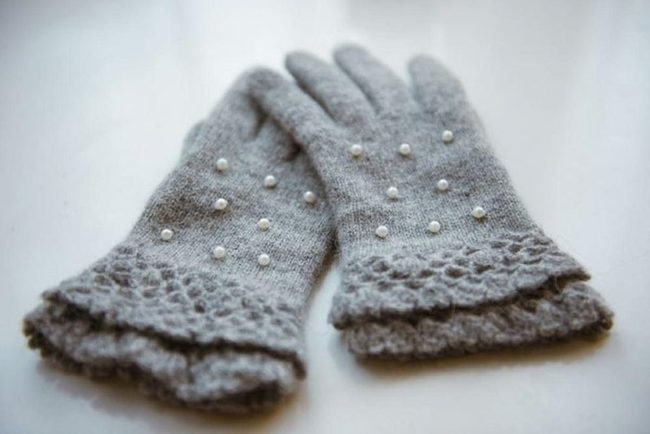 Pearl-Trimmed Gray Knit Gloves