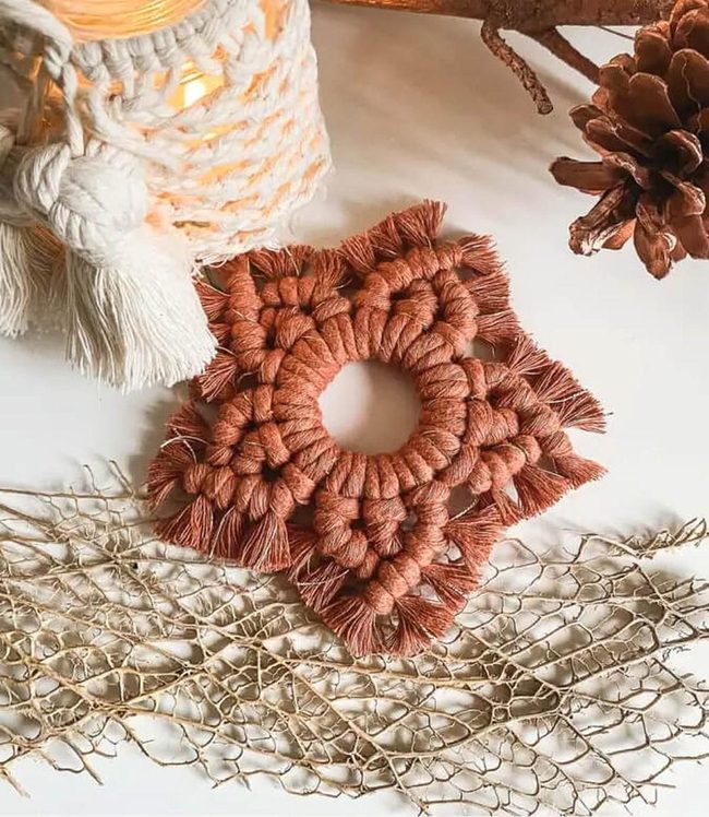 Knotted Fringe Star Macramé