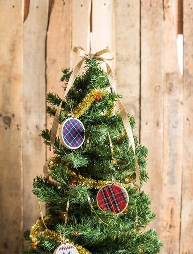 Green Pine With Plaid Ornaments