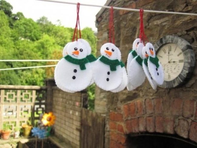 Clothesline Snowmen On Stone