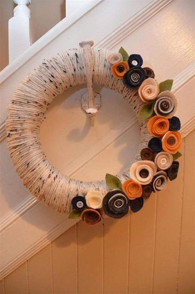 Speckled Yarn Wreath With Felt Blooms