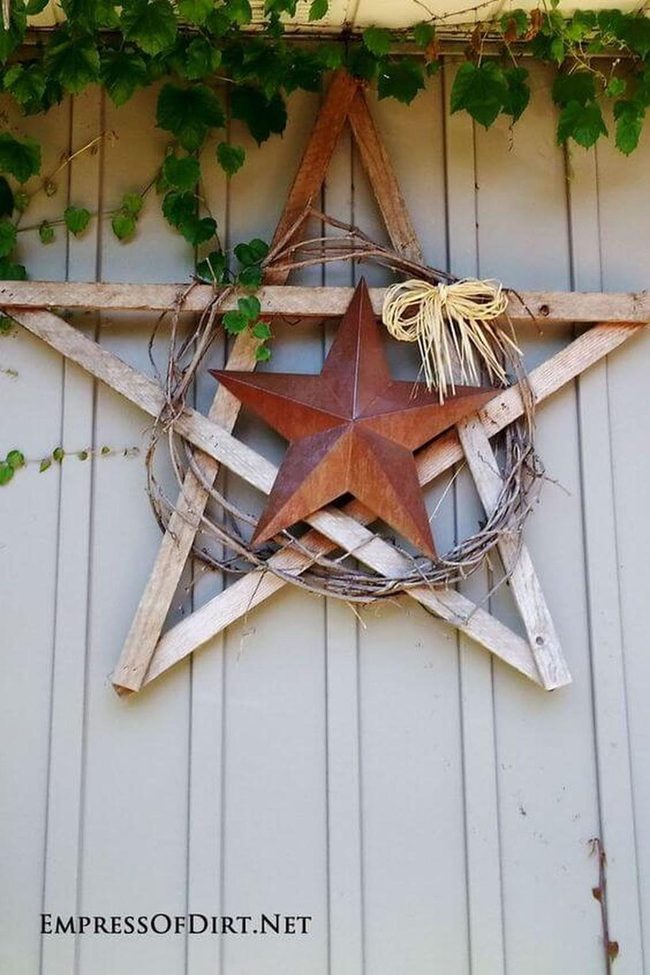 Weathered Pallet Star With Climbing Vines