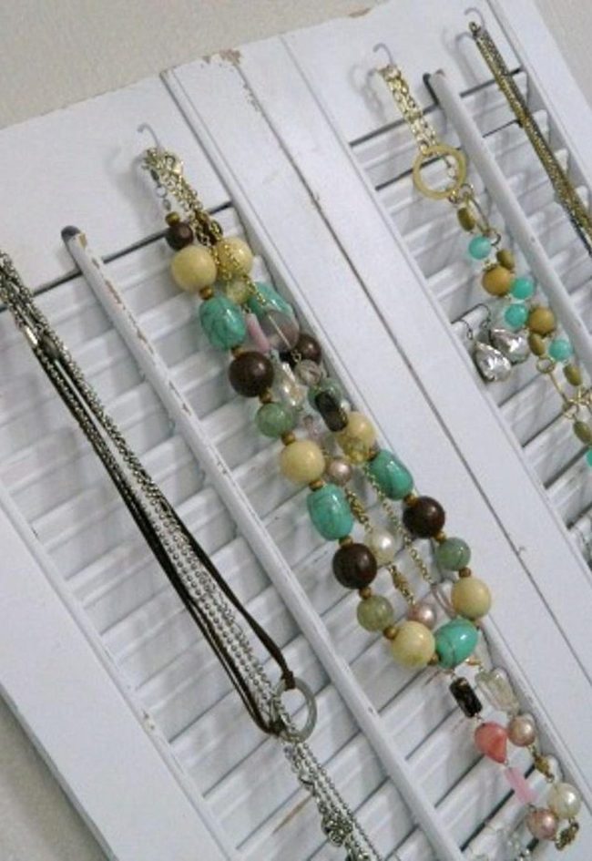 Metallic Chains White Display