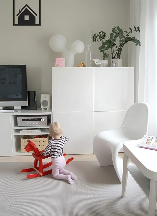 Red Wooden Horse Centerpiece