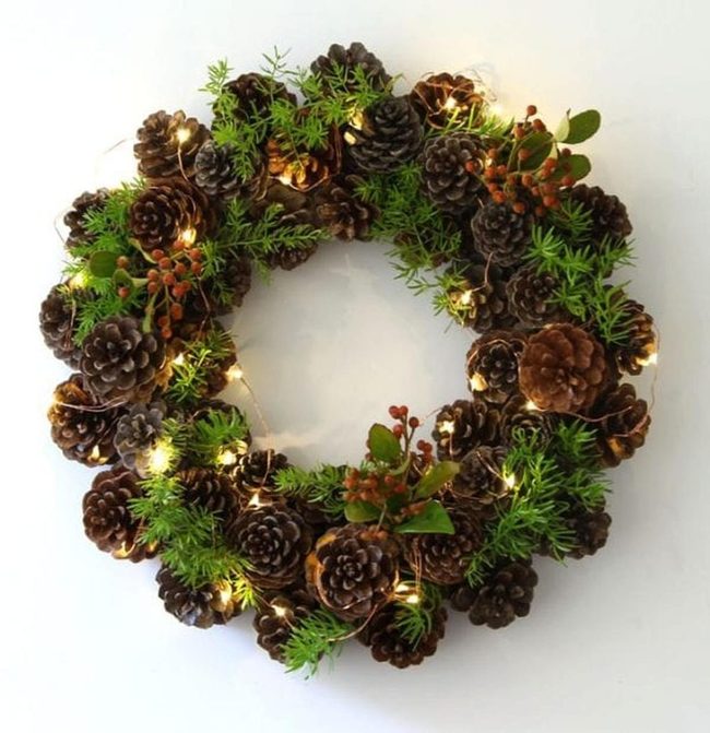 Glowing Pine Cone Wreath Red