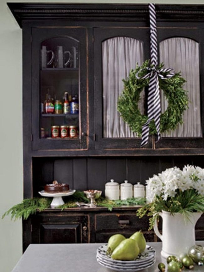 Green Accents With Chocolate Centerpiece