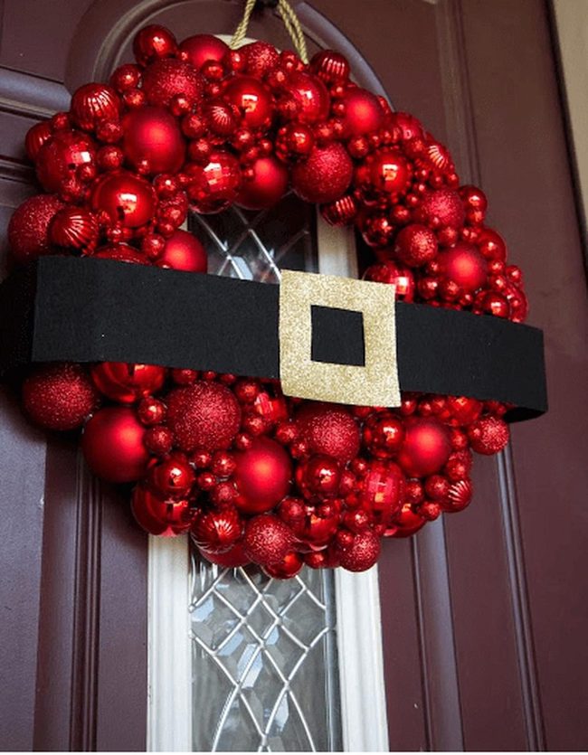 Red Ornaments, Gold Buckle Wreath