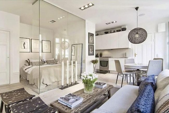 Glass Walls Keep Spaces Open