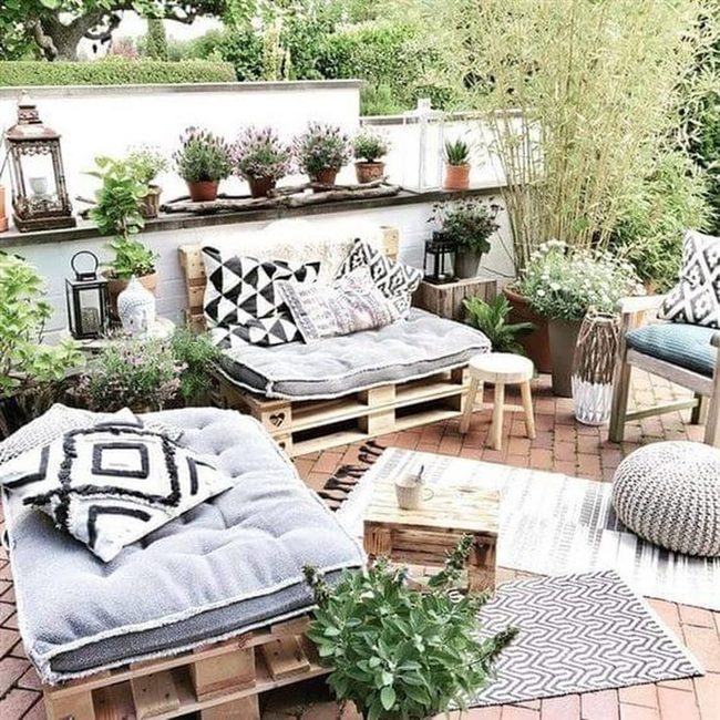 Brick Patio Pallet Lounge