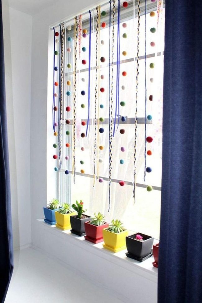 Pom-Pom Sunshine Window Corner
