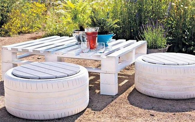 Pallet Table With Tire Stools