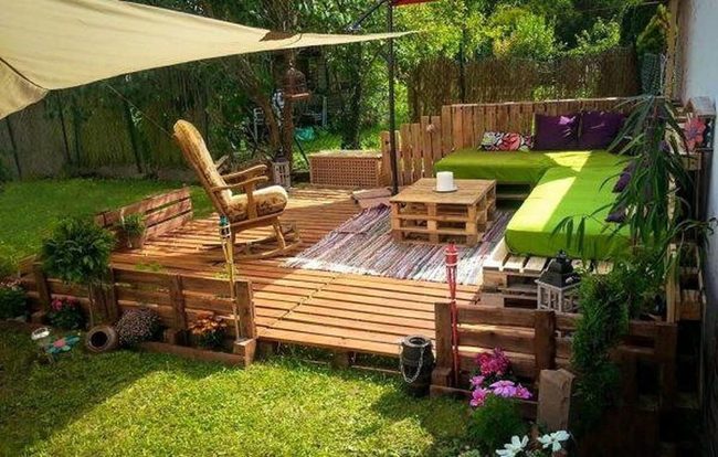 Wood Pallet Seating With Colorful Cushions