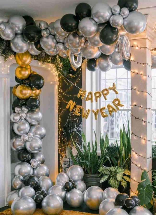 Budget-Friendly Balloon Garlands Gold