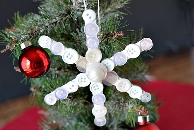 White Button Snowflakes, Green Pine