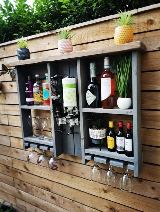Reclaimed Pallet Bar With Planters