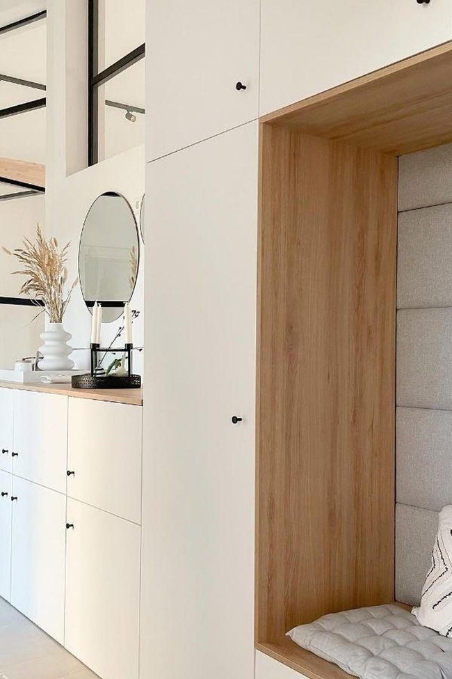 White Oak Minimalism With Round Mirror