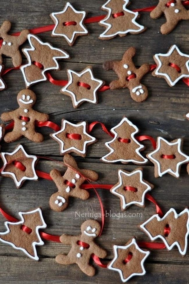 Smiling Gingerbread Red Garland