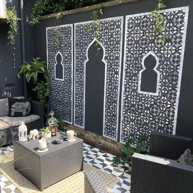 Black And White Moroccan Backyard Walls