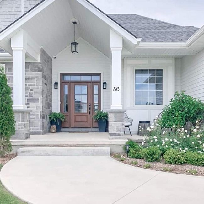 Wide Porch, Natural Light Gateway