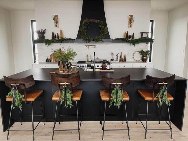 Evergreen Garland Kitchen Seating