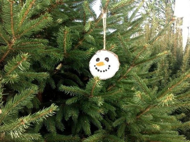 Glimmering Pine With Snowman Charm