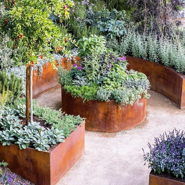Tiered Metal Planters In Curves