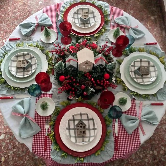 Red Accents, Green Berries, Festive Tables