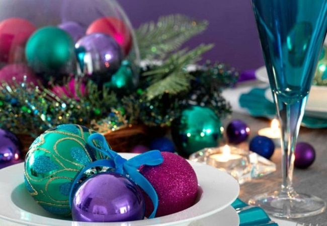 Shimmering Ornaments, Evergreen Table
